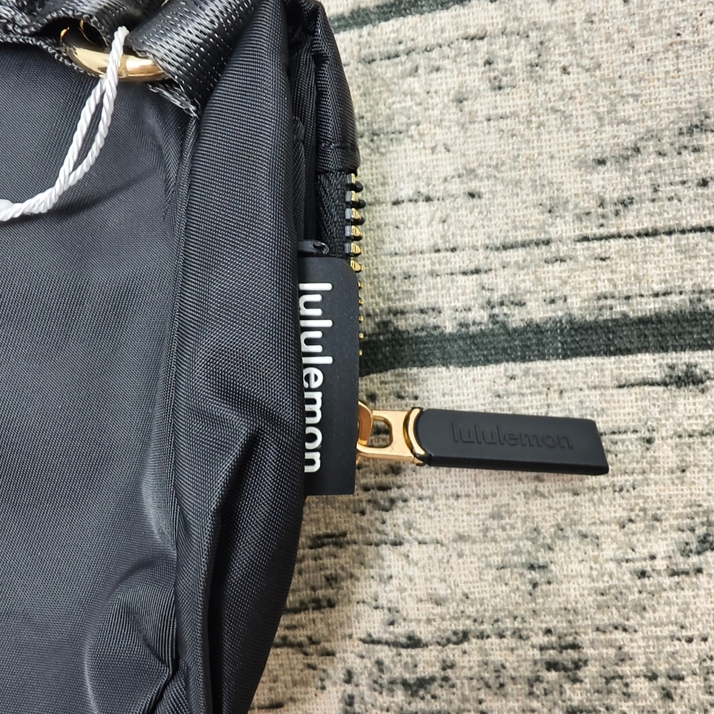 Lululemon - All Night Festival Bag - Micro 2L - Black/Gold - Picture 2 of 6